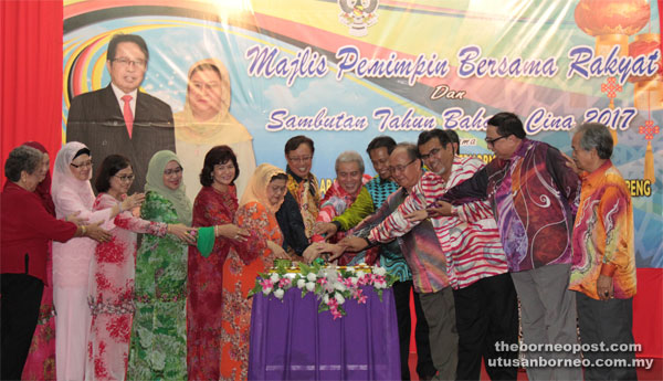 Abang Johari (eighth left), flanked his wife Juma’aini and Awang Tengah, leads the Chinese New Year cake-cutting ceremony.