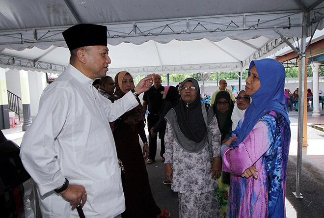 Nazri in discussion with single mothers. — Bernama photo