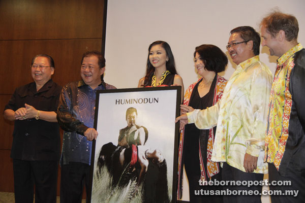  Jo (third from right) presenting Goh with a token of appreciation as Pairin (left) and other guests look on.