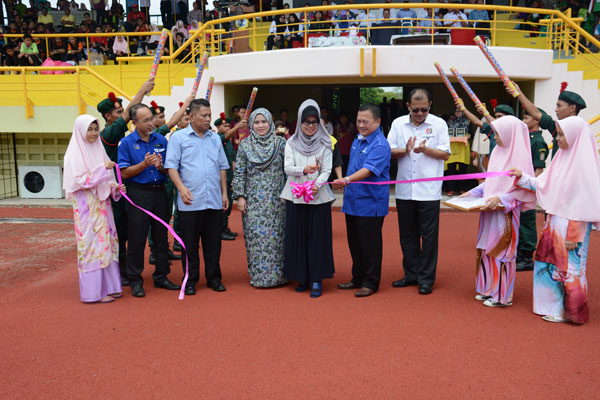Fatimah (centre) cutting the ribbon to officiate at the opening of the new track. 