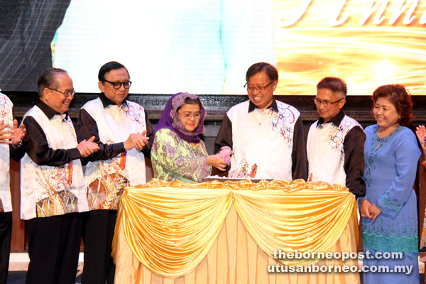 Abang Johari (third right) and wife Juma’ani  cutting the cake to celebrate their 40th wedding anniversary. Also seen are (from left) Uggah, Abdul Karim and Peter.