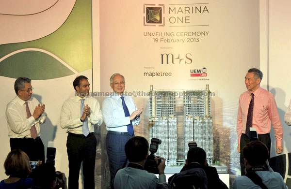 OFFICIAL LAUNCHING: Najib (third left) and Hsien Loong (right) having a closer look at the Marina One replica during the launching. — Bernama photo
