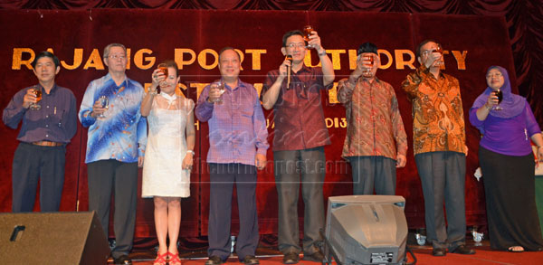 FOR A BETTER FUTURE: Goh (fourth right) leading others to make a toast for better years ahead.    