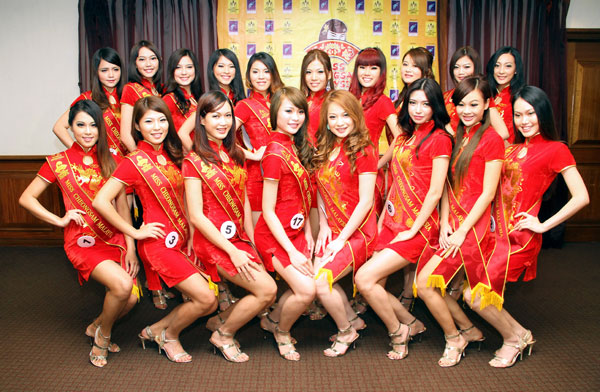 BAKAL BERENTAP: Para finalis Miss Cheongsam Malaysia 2013 ketika sesi suai kenal di Hotel Riverside Majestic, Kuching semalam. — Gambar Chimon Upon