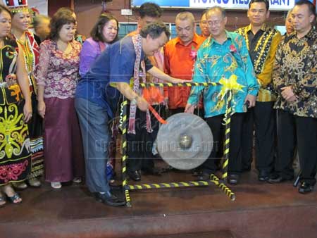 KELAI PENYADI: Paul mangkung tawak kelai bejadika SDNU Pampang Samarahan malam ensanus. 