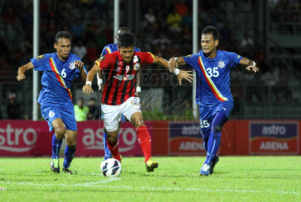 MAN TO WATCH: Sarawak’s leading striker and top scorer, Bobby Gonzales making his way past three opponent markers of PDRM FC in the recent Premier League match against PDRM last week. The player will have fellow striker, Ivan Babic back in action tonight after a long deserved rest while recuperating from injuries.