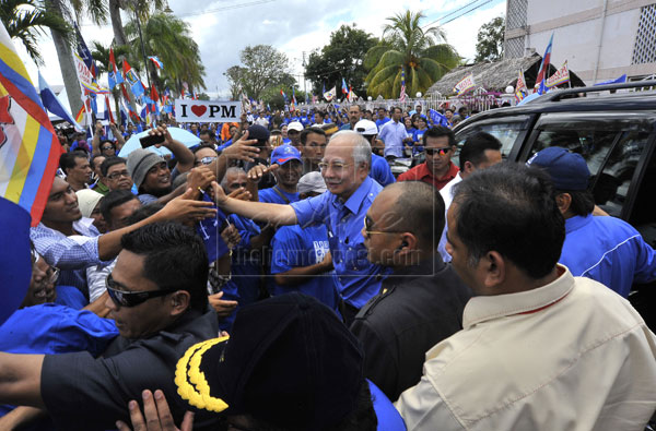 Najib disambut oleh ribuan hadirin sejurus tiba di padang Papar kelmarin.     