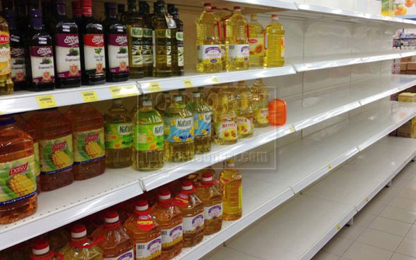 SHORTAGE: Cooking oils without government subsidy are still available.