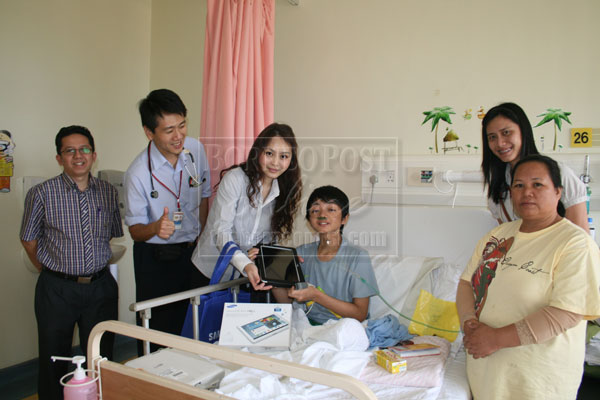 Chong presenting the Samsung Tab 2 10.1 to Simun yesterday.