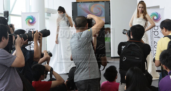 FIELD DAY: Shutterbugs putting what they learned into practice during a live demo session at the Borneo Photography Festival 2013 held in conjunction with BPIEF 2013.