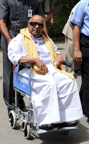 COALITION PARTNER WITHDRAWING: File photo (May 20, 2009) shows Dravida Munnetra Kazhagam (DMK) chief M. Karunanidhi arrives for the United Progressive Alliance (UPA) meeting at Gandhi’s residence in New Delhi.  — AFP photo 