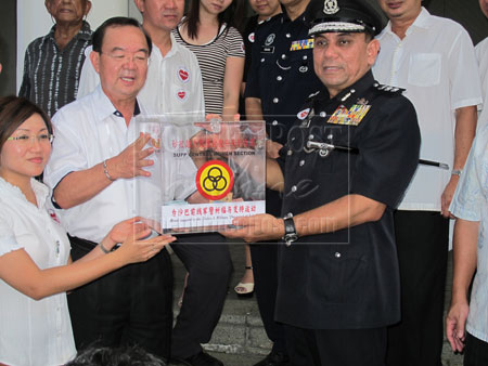 NGENATAIKA SUKUNG: Chin Nyuaka tabung bantu ari SUPP ngagai Roslan kemari. 