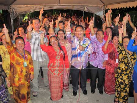 KAMI NYUKUNG: Peranak ari Genturung Pendiau Iban Kudei Baru bela meri sukung ngagai BN. Bela bisi ayan, Sidu (tengah) enggau Wilfred (dua ari kiba).