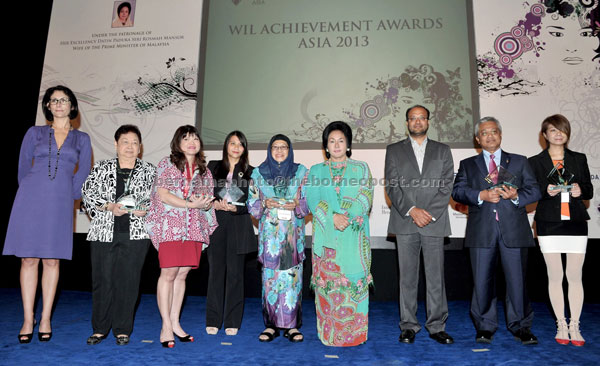 MAJOR ACHIEVEMENT: Rosmah posing with some recipients of the Women In Leadership Achievement Awards. — Bernama photo