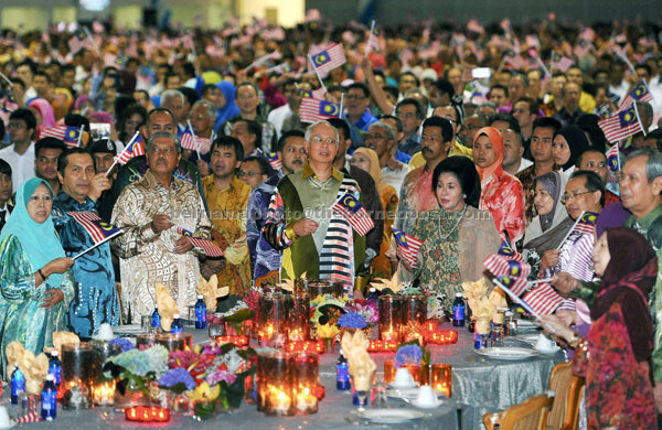 1MALAYSIA:  Najib and Rosmah sing the 1Malaysia song at PNB’s 35th anniversary dinner. — Bernama photo