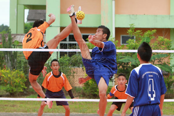 KEENLY CONTESTED: Stanley Nyadang (right) from KV Betong blocking KV Miri’s Banta Langsat’s kick. Betong beat Miri 2-1 in sepak takraw.