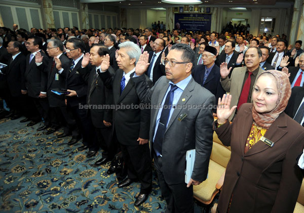 WE PLEDGE: A part of the civil servants taking oaths during a video conference on MAPPA XIII event at Wisma Bapa Malaysia in Kuching. — Bernama photo