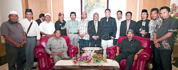 Chief Minister Datuk Seri Musa Aman (seated right) with the Suluk associations' presidents when they called on him at Sri Gaya yesterday. Among the leaders are Abdul Ali Erilis (left), Mohd Zaki Harry Susanto (centre) and Haji Ruhil Sailadjan (right). Also present is Minister in the Chief Minister's Department, Datuk Nasir Tun Sakaran (seated left).