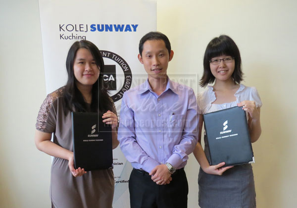 EXEMPLARY STUDENTS: World-prize winners Tong (left) and Chua (right) pose with their certificates.  In the centre is Voon.