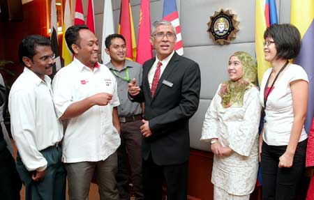 RAMAH MESRA: Abu Kassim bersama wakil media selepas sidang akhbar yang diadakan di Ibu Pejabat SPRM di Putrajaya, semalam. — Gambar Bernama