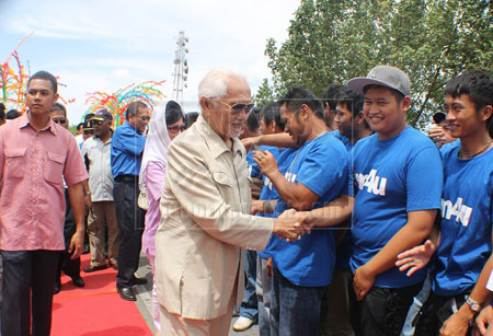 MESRA: Taib bersalaman dengan belia yang menyambut ketibaannya di pekan Dalat semalam.