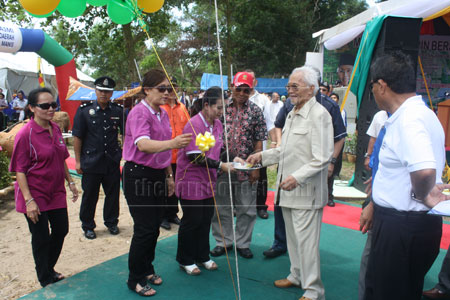 LANCAR: Taib melancarkan pelepasan belon sebagai gimik perasmian majlis di Tapak Pesta Belawai semalam.