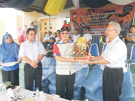 CENDERAMATA: Borhan (kanan) menyampaikan cenderamata kepada Jacob sambil disaksikan oleh tetamu kenamaan yang lain.