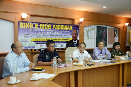 COME RIDE WITH US: Dawos (centre) briefs the media about the Padawan Bike and Ride event this Saturday. Also seen are (from left) Saweng, Amihizam, Salahuddin and Esther.