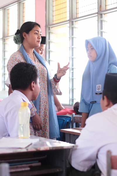 ENGAGING YOUNG MINDS: 2012 Fellow Aishah Zainol holding a discussion with her students. 
