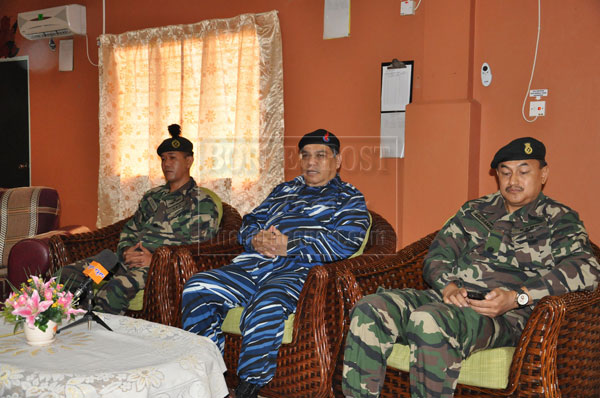PROUD OF OUR GRADUATES: Dr Tiki (centre) flanked by Puncak Permai camp commandant Major Norman Tay Abidin (left) and assistant commandant (management) Captain Abu Seman Ujang.