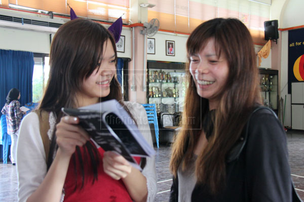 EXCELLENT RESULTS: Yeo shares her happiness with her mother for successfully obtaining 4A’s in last year’s STPM. 