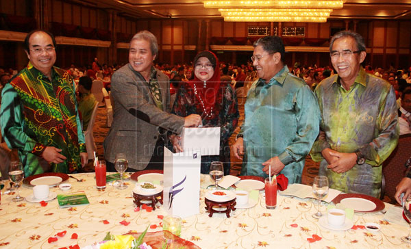 FOR OUR HEROES: Awang Tengah (second left) seen contributing to the Lahad Datu Heroes Fund. Also seen are (from left) Entri, Morshidi and Len. — Photo by Muhammad Rais Sanusi. 