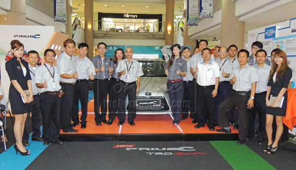 SALES ROADSHOW: Staff of UMW Toyota Motor and Rimbunan Hijau Auto Services posing for photo call at the roadshow which is being held at Bintang Megamall, Miri. 