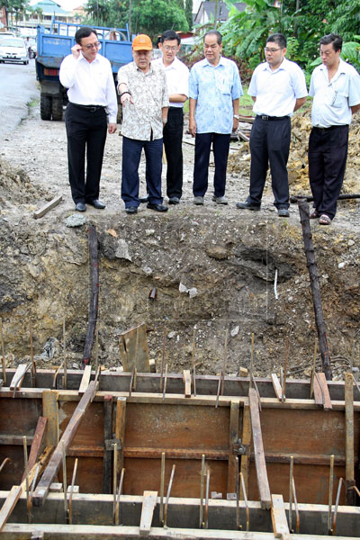 WORK IN PROGRESS: Yong (second left) inspects the project site. Also seen from left are Padawan Municipal Council chairman Lo Khere Chiang and Sarawak United People’s Party (SUPP) assistant publicity and information secretary Sih Hua Tong. — Photo by Chimon Upon