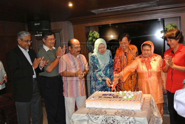 67TH ANNIVERSARY: Abang Johari (third right) with his wife Datin Juma’ani Tuanku Bujang (second right) and Salmah (fourth left) cutting the anniversary cake.
