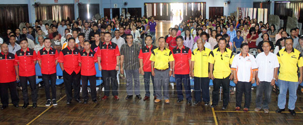 GOOD CROWD: Hasbi (front seventh left) and Mohd Saiful (eighth left) with others at the function. 