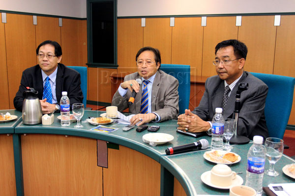 LEGALITY QUESTIONED: Abang Johari, flanked by assistant housing ministers Datuk Francis Harden (left) and Abdul Karim Rahman Hamzah, at the press conference.