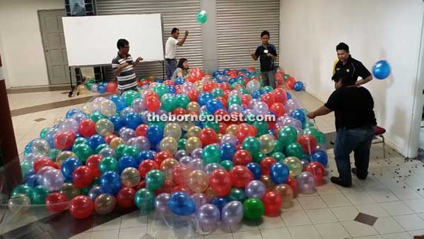 Midnight gifts in 1,000 balloons at Boulevard Countdown to 2014
