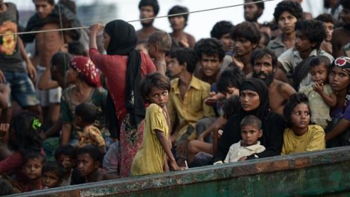 Rohingya migrants stand and sit on a boat drifting in Thai waters off the southern island of Koh Lipe in the Andaman sea on May 14, 2015 -© AFP