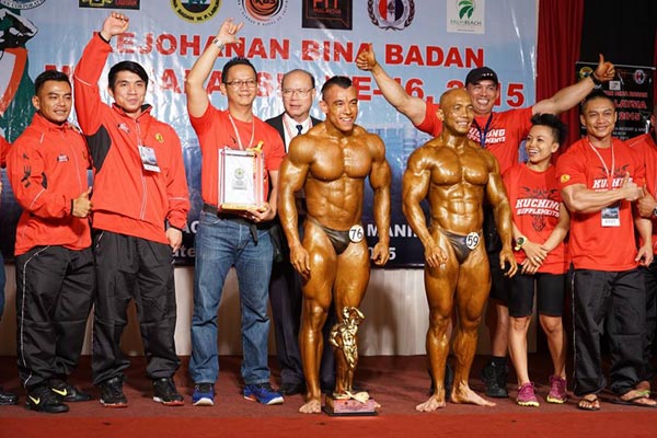 The Sarawak team, including last year’s national champion Malvern (front, third right), cheering Azizul on his feat. — Photos courtesy of TegapTV Malaysia