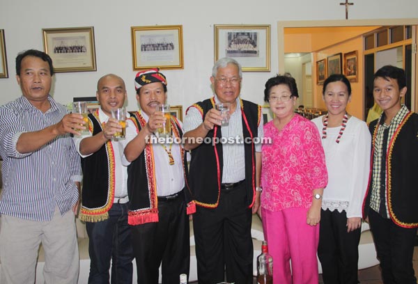 Manyin and Ik Pahon (sixth right) leading the guests to a Gawai toast. 