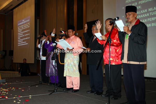 Grassroots community leaders reciting their pledge to serve the people. Temenggong Chek Bujang is at fourth right. 