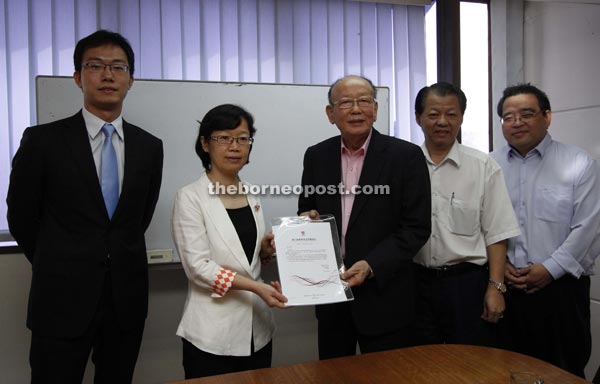 The Consul General of the People’s Republic of China in Kota Kinabalu, Chen Peijie (second left) presenting the invitation The Eighth Forum on the Global Chinese Language Media to KTS Sabah area general operations manager Ngu Ngiong Hieng during the courtesy call yesterday. Looking on are Vice Consul Chen Xin (left), See Hua Marketing (Sabah) Sdn Bhd area support manager Tie King Hoh (second right) and See Hua Daily News chief editor Toh Chee Kong.