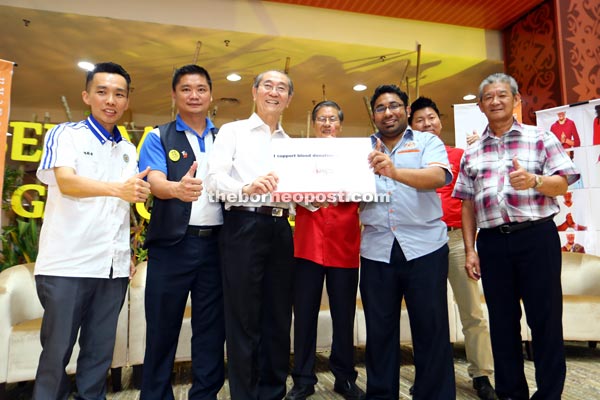 Lu (third left) pledging his support to blood donation campaigns alongside Dr Pravind (third right), Malaysia Red Crescent Kuching Chapter deputy chairman Dr Chou Chii Ming (centre), Federation of Kuching Samarahan Division Chinese Association Youth Section chairman Chan Chong Poh (left) and deputy chairman Ong Gek Seng (second left), Sarawak Kwang Tung Association vice chairman Too Ah Poh (second right) and Plaza Merdeka general manager Cheah Kheng Mum (right). — Photos by Muhammad Rais Sanusi