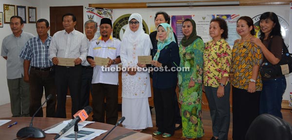 Fatimah (sixth from right) in a photocall with the MRP recipients at Miri Resident office yesterday. 