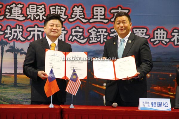 Lai (right) and chairman of Hualien Government of Taiwan, Fu Kun Chin, showing the signed MoU documents.