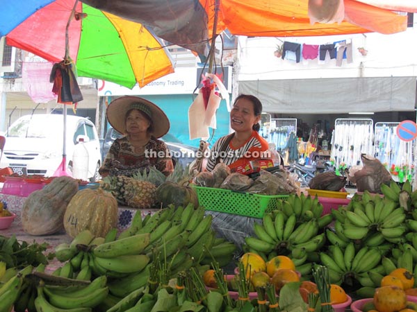 Women hawkers at Selangau Market.