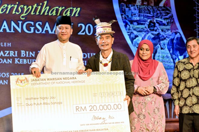 Nazri presents a cheque for the consolation prize to Ngau (second left) at the proclamation of National Heritage 2015 at Muzium Negara yesterday. — Bernama photo 