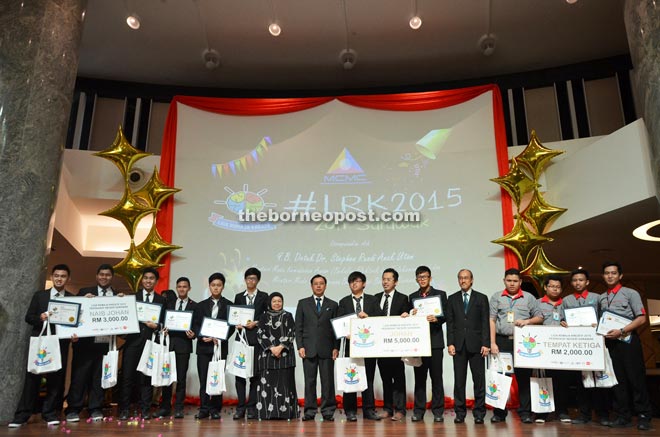 The winners are seen posing for a group photograph with Dr Rundi (eighth left) Norhayati (seventh left) and Roslan (fifth right) after the prize presentation ceremony. 