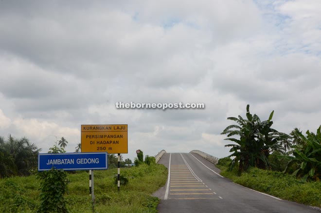 The sign indicates motorists of the Gedong Bridge upfront, which crosses Sungai Sageng and connects with Simunjan town.